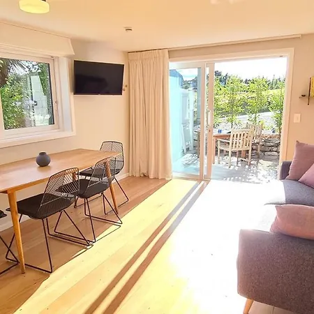 Kowhai Apartment - Private Opposite Golf Course Central Wanaka